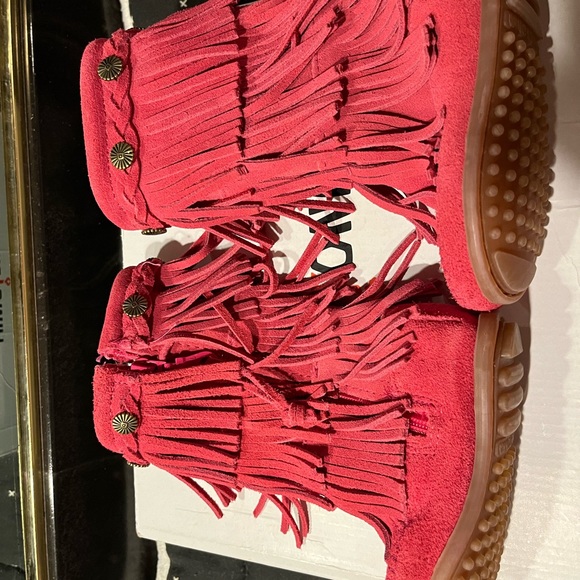 Pink Toddler Minnetonka 3 layer fringe Boots - Picture 5 of 8